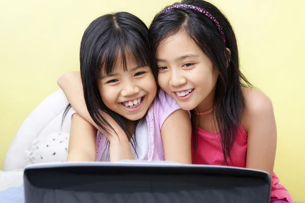 Μικρά κορίτσια που χρησιμοποιούν φορητό υπολογιστή — Φωτογραφία Αρχείου