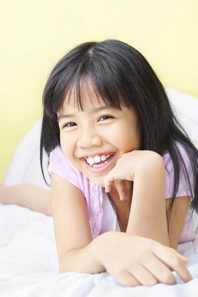 Szczęśliwa młoda dziewczyna w sypialni — Zdjęcie stockowe