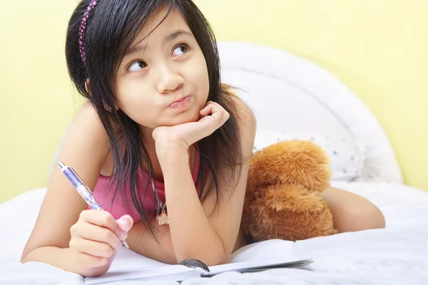 Malá holčička psaní svého deníku — Stock fotografie