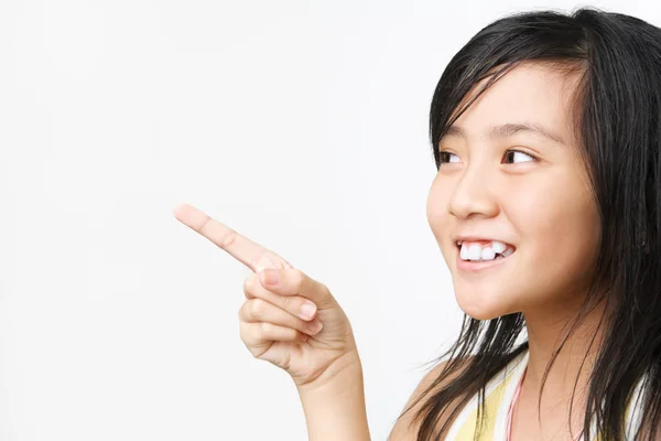 Liten asiatisk flicka pekar bort — Stockfoto