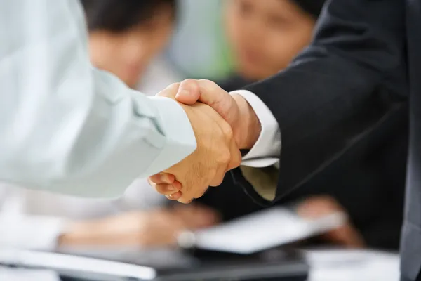 Handshake between employee and boss — Stock Photo, Image