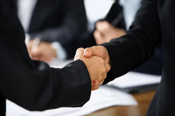 Handshake between two businesswoman — Stock Photo, Image
