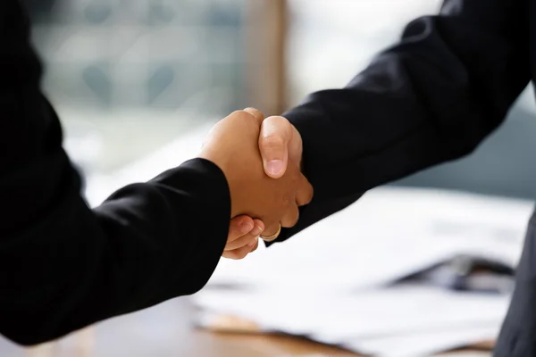 Handshake between two businesswomen — Stock Photo, Image