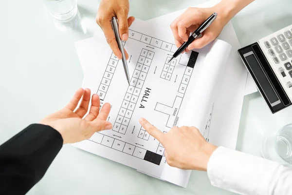 Discussing about property site plan — Stock Photo, Image