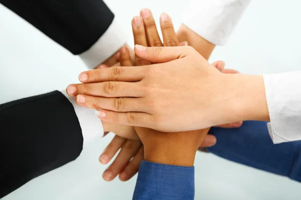 Lider ve çalışanlarına eller birlik içinde — Stok fotoğraf