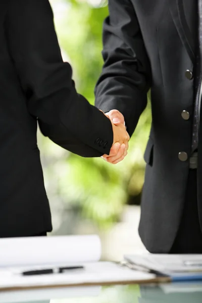 Zwei Geschäftsleute per Handschlag — Stockfoto