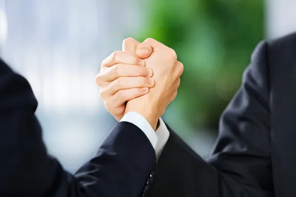 Dois homens de negócios agarram um ao outro mão — Fotografia de Stock