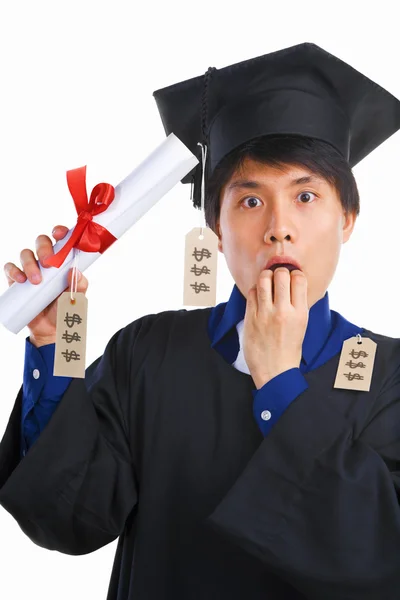 Akademiker im Abschlussmantel überrascht bei teurer Ausbildung — Stockfoto