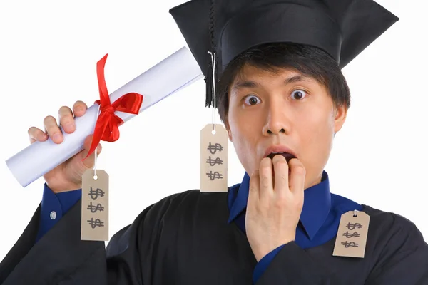 Geleerde dragen afstuderen gown verrast in dure onderwijs — Stockfoto