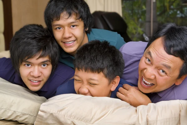 Padre e figli si divertono in camera da letto — Foto Stock