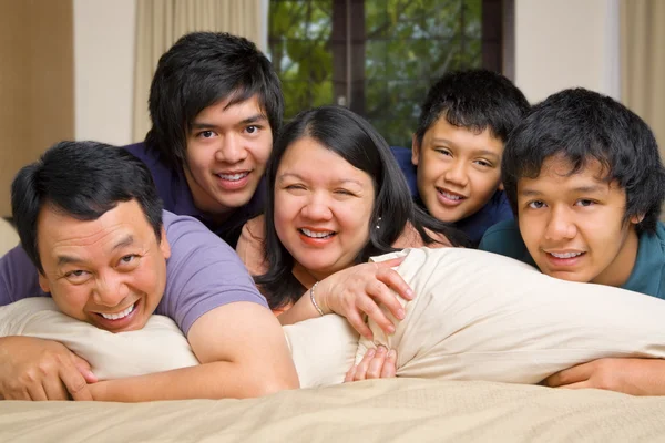 Ασιατικό τρόπο ζωής της οικογένειάς πορτρέτο στο υπνοδωμάτιο — Φωτογραφία Αρχείου