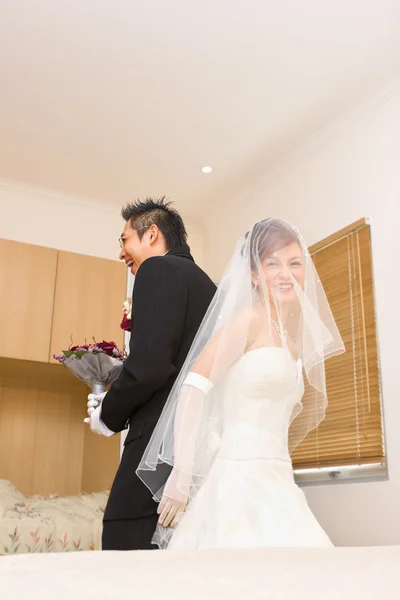 Bruid en bruidegom achterkant — Stockfoto