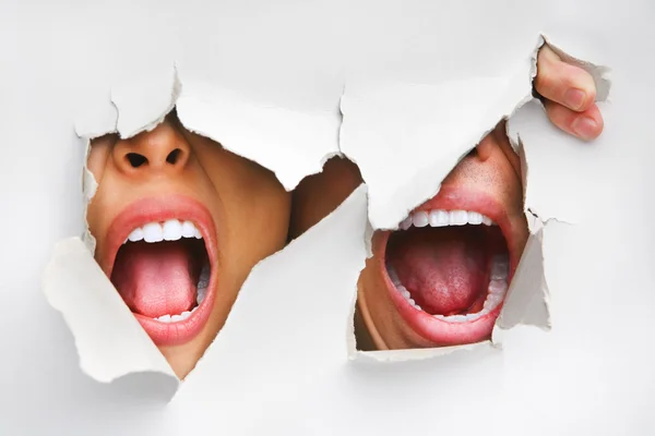 Dos bocas gritando desde el agujero en la pared —  Fotos de Stock