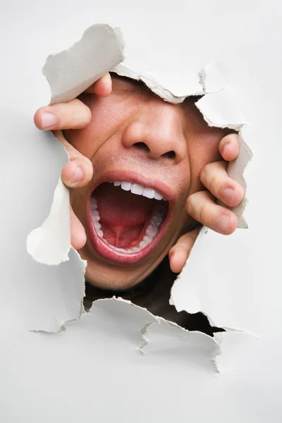 Mannelijke mond schreeuwen van gebarsten muur — Stockfoto