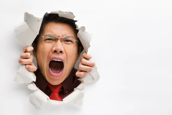 Homem gritando do buraco na parede com espaço de cópia — Fotografia de Stock