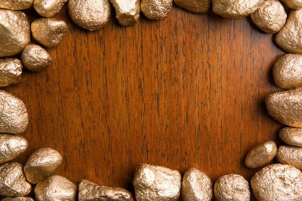 Trä inramade av golden nuggets — Stockfoto