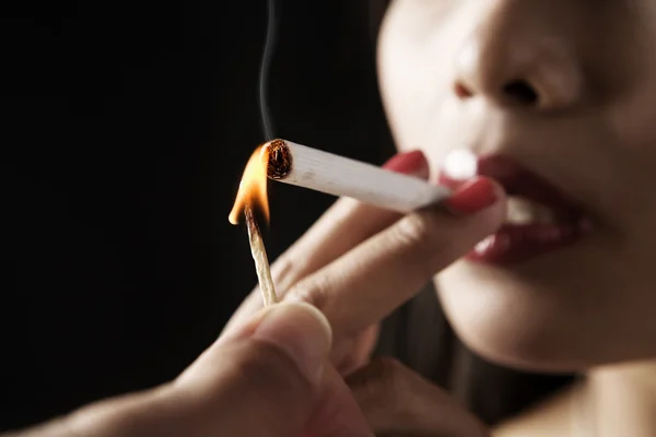 Žena začít kouřit — Stock fotografie