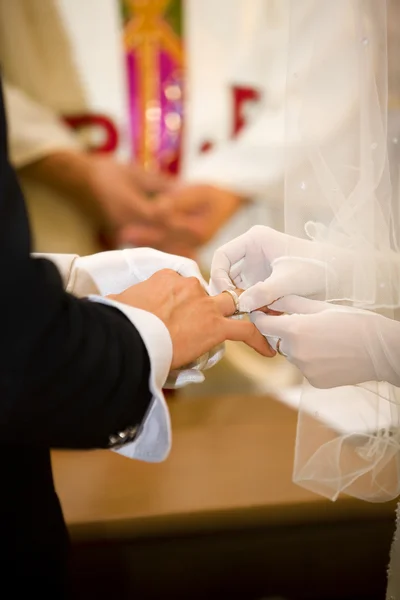 牧師の前で結婚指輪を置く — ストック写真