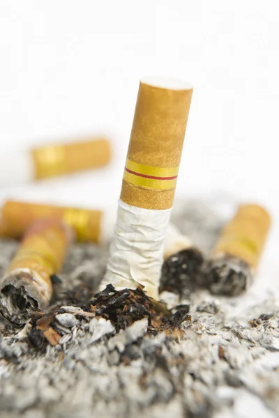 Vypnutý cigaretu na popelník — Stock fotografie