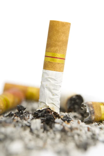 Выключил сигарету на пепельнице — стоковое фото