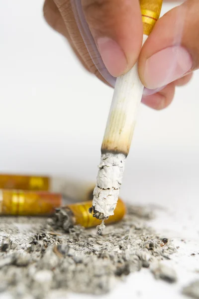 Пальцы выключить сигарет — стоковое фото