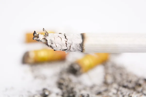 Горящие сигареты на пепельнице — стоковое фото