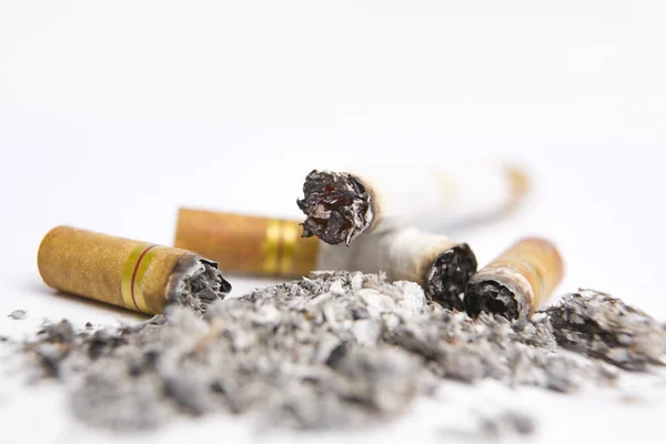 Cigarrette na popelník — Stock fotografie