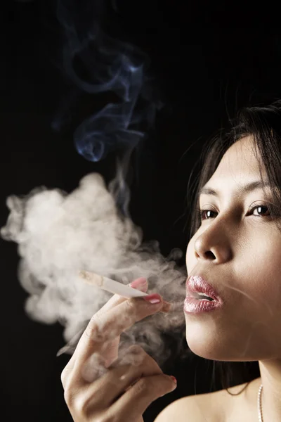 Ženské inhalovat kouř z cigarety — Stock fotografie