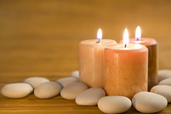 Ароматические свечи и камни — стоковое фото