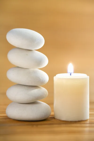 Pietra zen e candela — Foto Stock