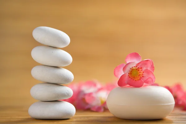 Zen stone i aromatyczne mydła — Zdjęcie stockowe