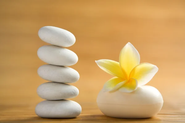 Zen stone a aromatická mýdla — Stock fotografie