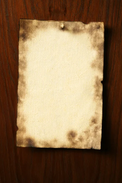 Grunge pergamen přibit na dřevěné desce — Stock fotografie