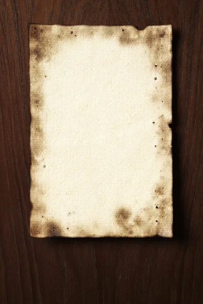 Grunge pergaminho em tábua de madeira — Fotografia de Stock