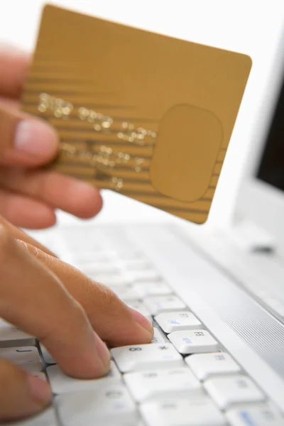 Utilizzo della carta di credito per transazioni online — Foto Stock