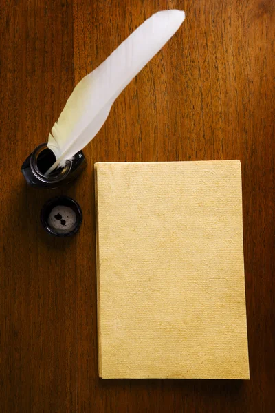 Papel em branco velho e caneta de pena — Fotografia de Stock