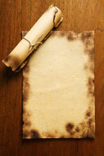 Papel em branco velho e pergaminho na mesa de madeira — Fotografia de Stock