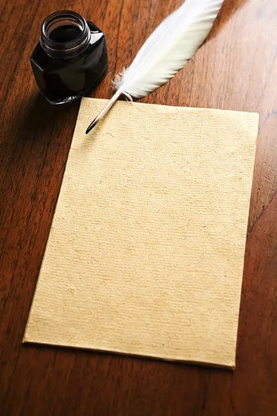 Antiguo papel en blanco y pluma de pluma — Foto de Stock