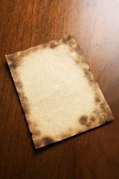 Старий чистий папір і прокрутка на дерев'яному столі — стокове фото