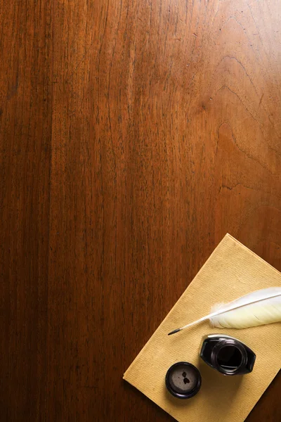 Altes Papier und Federkiel auf Holztisch — Stockfoto