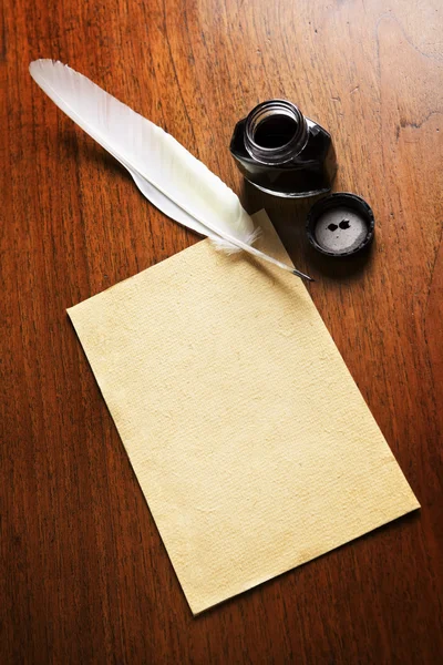 Eski boş kağıt ve Quill'le tükenmezkalem — Stok fotoğraf