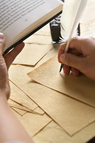Hand skriva med gåspenna penna — Stockfoto