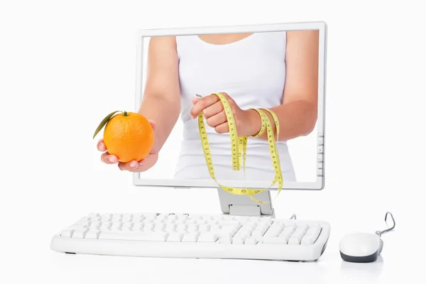 Weibliche Hand mit Orange und Maßband, die von Co kommt lizenzfreie Stockbilder
