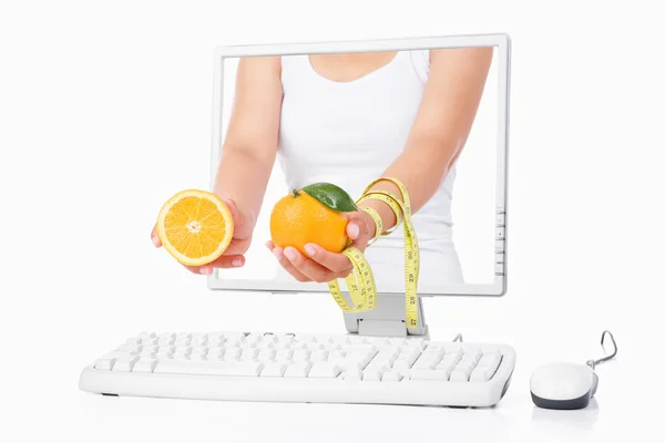 여성 손 들고 오렌지와 공동에서 나오는 테이프를 측정 로열티 프리 스톡 사진