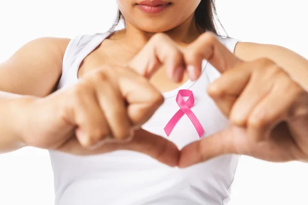 Herzrahmen auf der Brust der Frau mit rosa Abzeichen zur Unterstützung der Brust Stockfoto