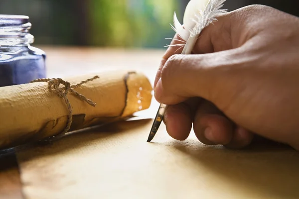 Hand schrijven met behulp van ganzenveer — Stockfoto