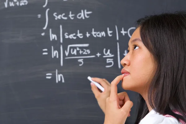 Estudante a pensar no problema da matemática — Fotografia de Stock