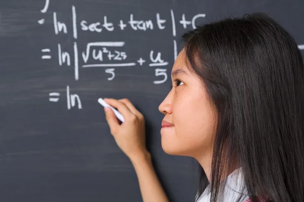 Estudante a pensar no problema da matemática — Fotografia de Stock