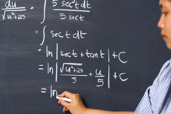 Student arbetar på matematik problem — Stockfoto