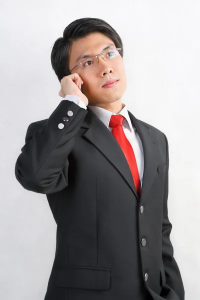 Asiatisk affärsman pratar i telefon — Stockfoto